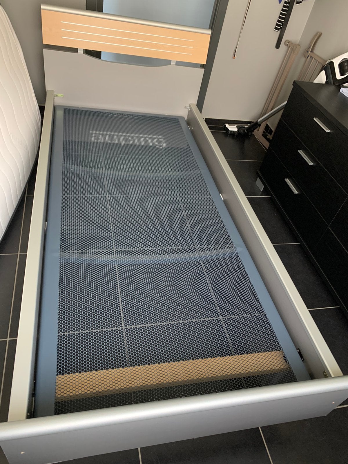 1 bed met nachtkastje en boekenkast, Huis en Inrichting, Ophalen, Zo goed als nieuw