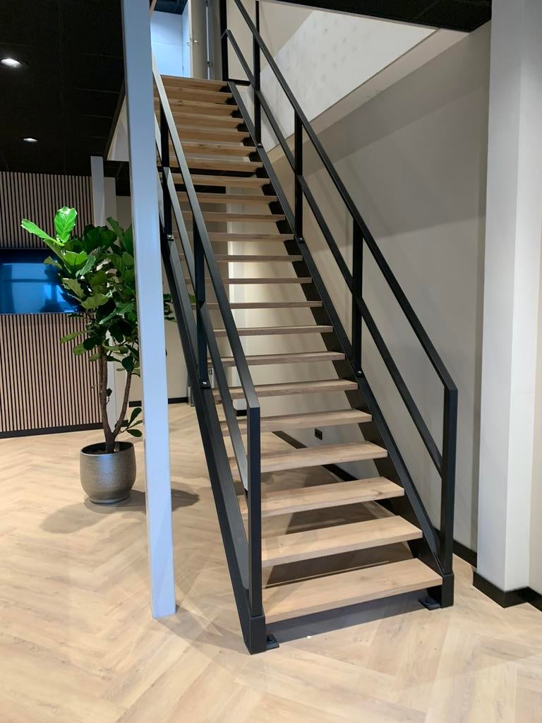 Stalen Trap en tredes van Eikenhout.Steek/Kwart/Dubbelkwart, Doe-het-zelf en Bouw, Ophalen, Nieuw, Trap