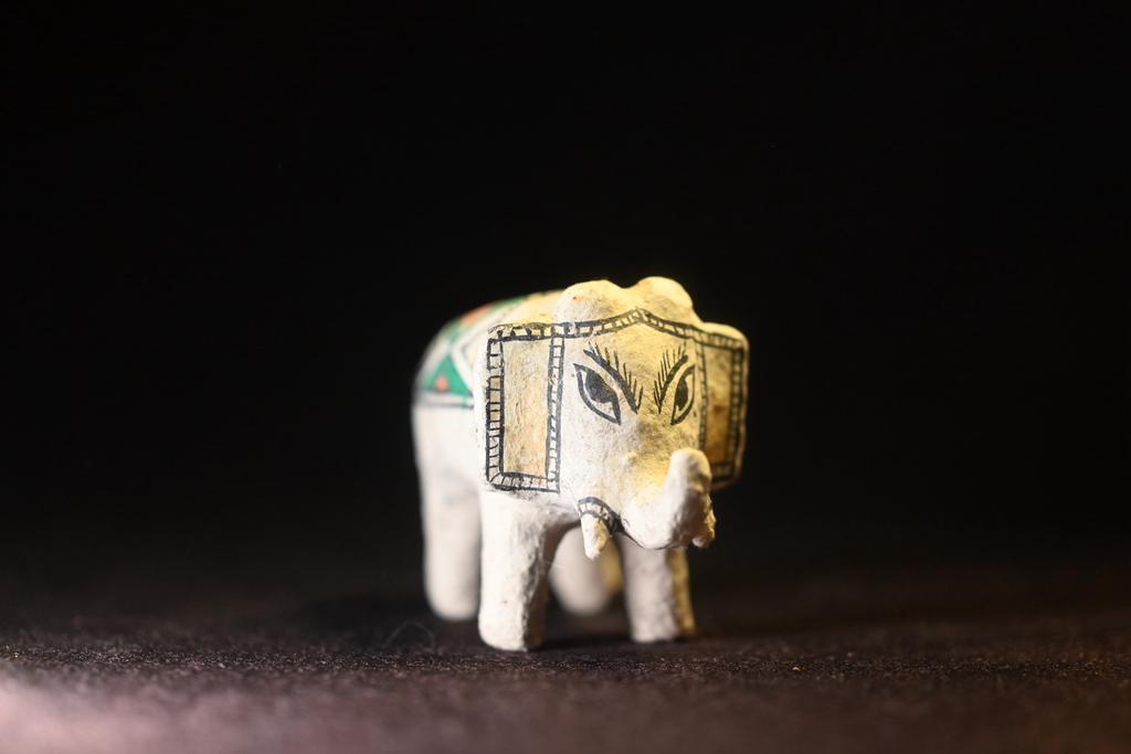 Éléphant trompe en l’air, Enlèvement ou Envoi, Comme neuf