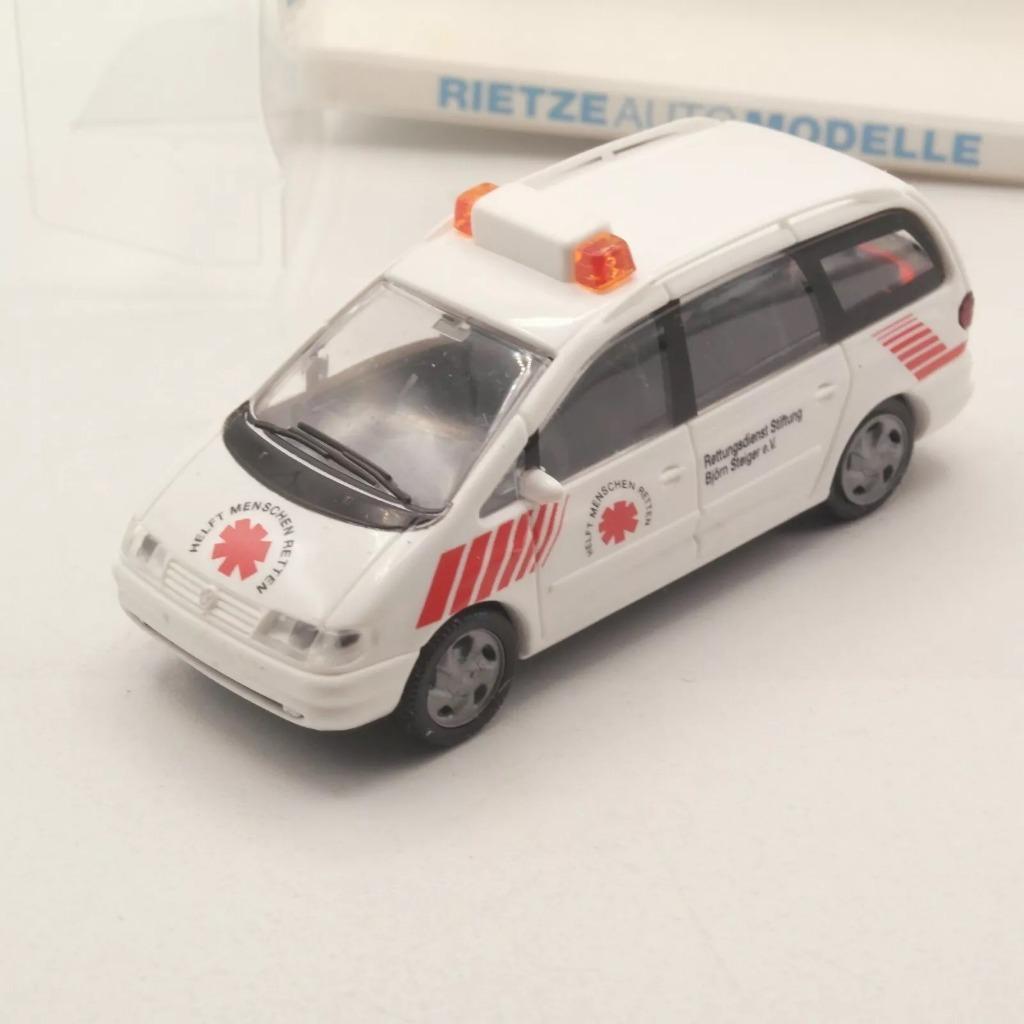1:87 Rietze 50751 VW Volkswagen Sharan Ambulance, Enlèvement ou Envoi, Comme neuf, Voiture, Rietze