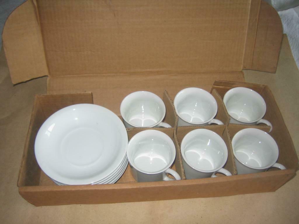 Set van 6  kopjes met ondertasjes ,wit voor Mokka ..., Antiek en Kunst, Curiosa en Brocante, Ophalen of Verzenden