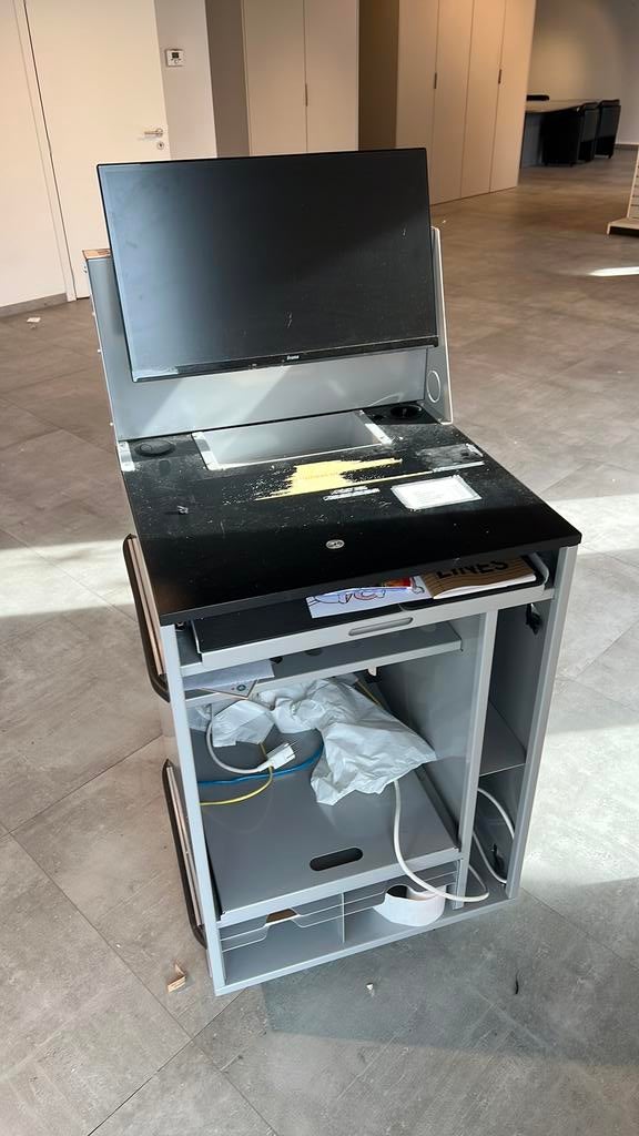 Desk met computerscherm, Informatique & Logiciels, Armoires de serveurs, Enlèvement, Utilisé