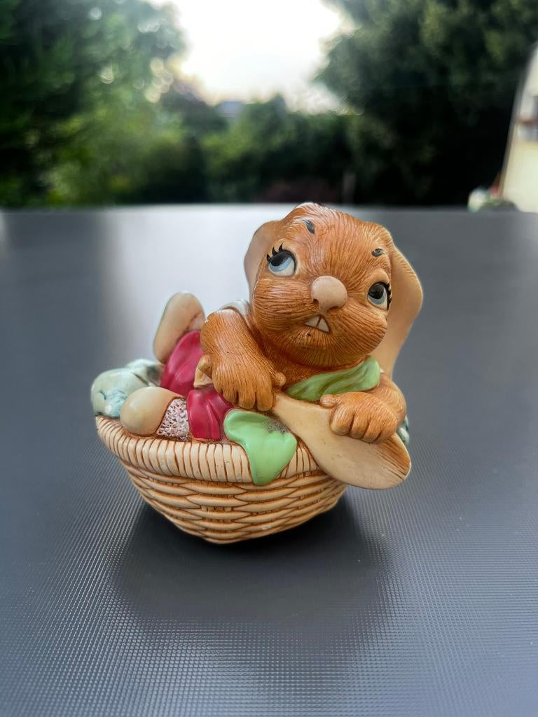 Pendelfin - vintage beeldje - konijn in mand, Ophalen of Verzenden, Gebruikt, Dier