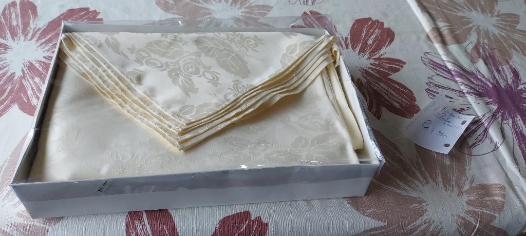 Tafelkleed met 12 bijhorende servetten, Huis en Inrichting, Ophalen, Nieuw, Rechthoek, Binnen