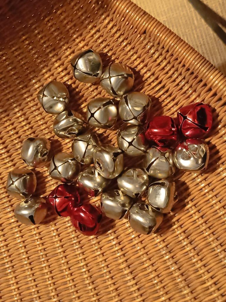 24 cloches en métal (35 x 30 mm), Enlèvement ou Envoi, Utilisé, Autres types