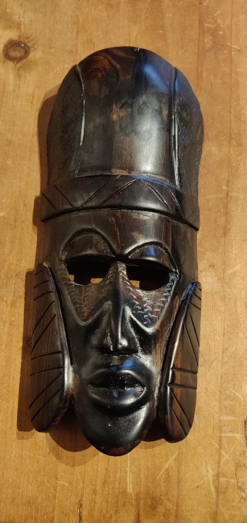 Masque africain en bois, Enlèvement