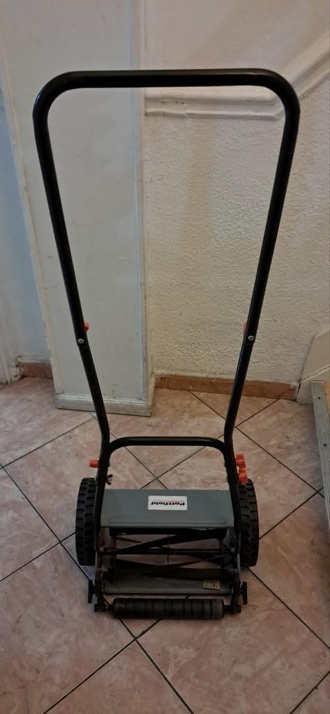 Tondeuse à gazon manuelle en bon état avec réglage de coupes, Enlèvement ou Envoi, Tondeuses à gazon manuelles, Comme neuf, 30 à 39 cm