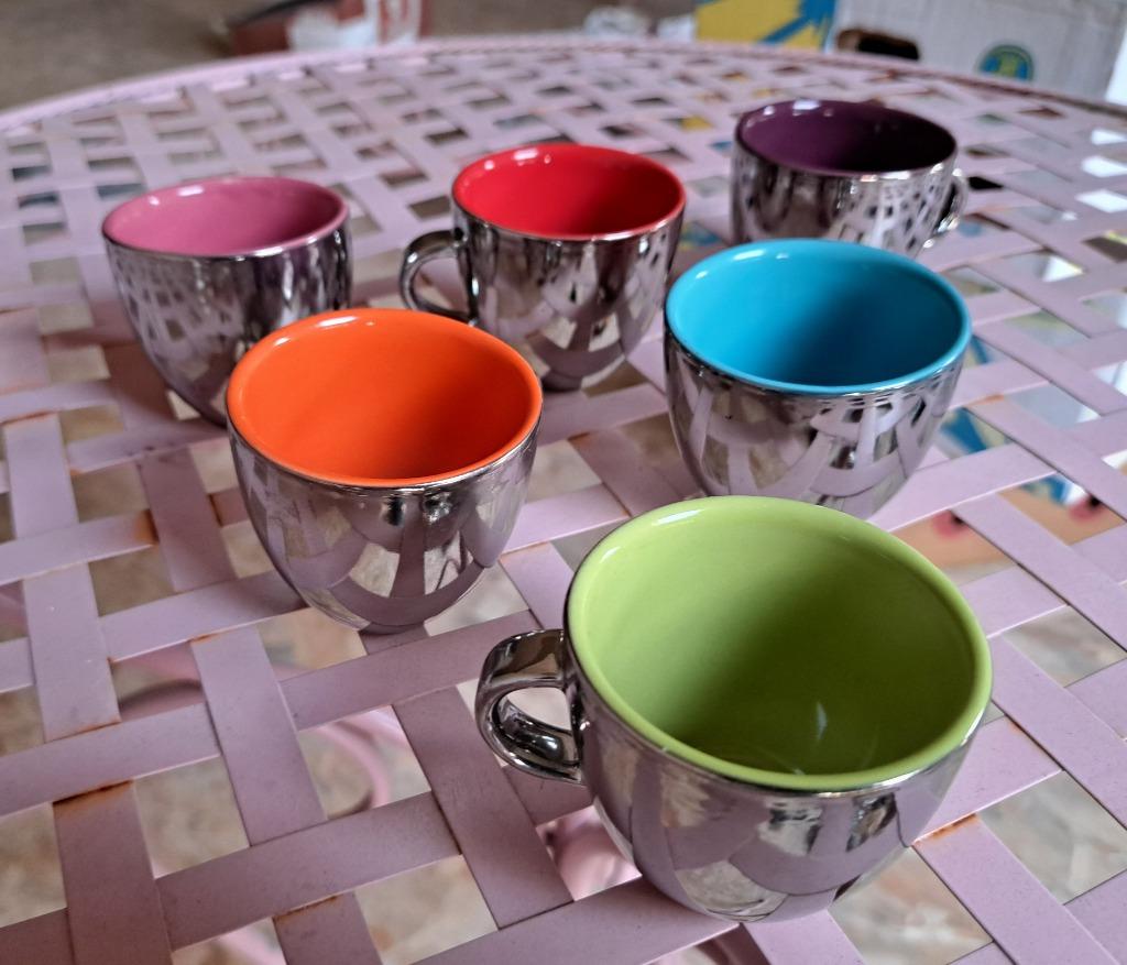 6 sachets à expresso colorés avec 4 soucoupes, Maison & Meubles, Enlèvement, Comme neuf, Autres styles, Tasse(s) et/ou soucoupe(s)