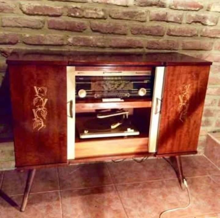 Meuble radio / tourne disque avec baffles incorporés, Ophalen, Zo goed als nieuw