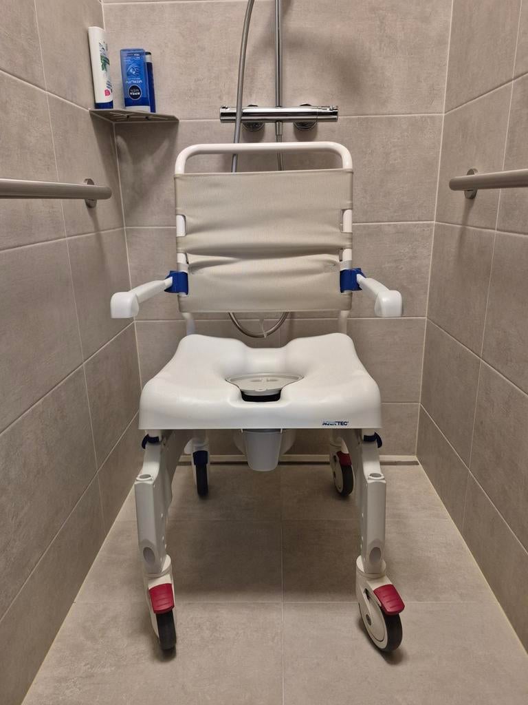 Mobiele douche stoel en toilet stoel in 1. AQUATEC, Diversen, Verpleegmiddelen, Ophalen