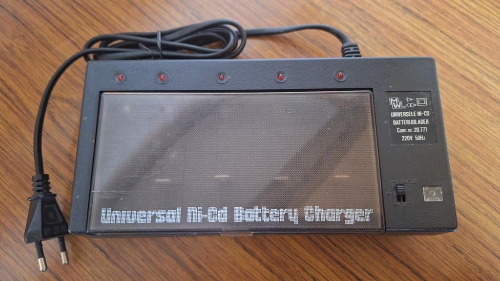 Vintage universele batterij lader Ni Ca voor 1,5 en 9 Volt, Enlèvement ou Envoi, Utilisé