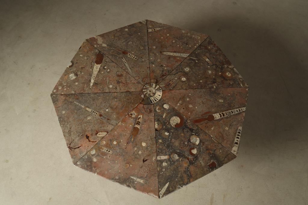 Table basse sur piédestal en pierre fossile, années 1970, Enlèvement