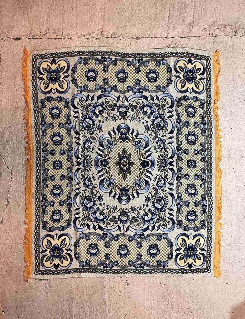 Grand foulard woonkleed bloemen lichte glans geel blauw 166/, Enlèvement ou Envoi, Comme neuf