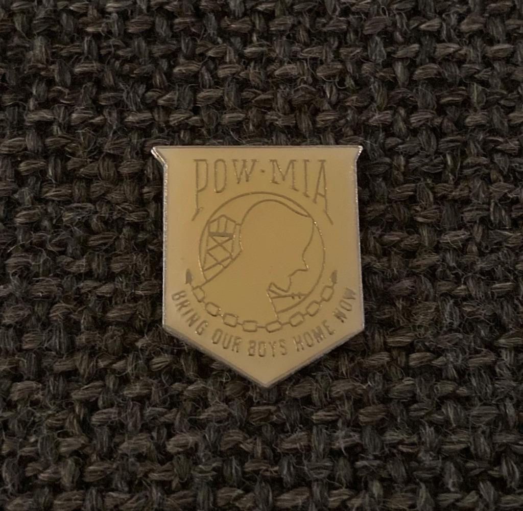 PIN - POW-MIA - BRING OUR BOYS HOME NOW - LEGER - ARMY, Verzamelen, Speldjes, Pins en Buttons, Verzenden, Gebruikt, Overige onderwerpen