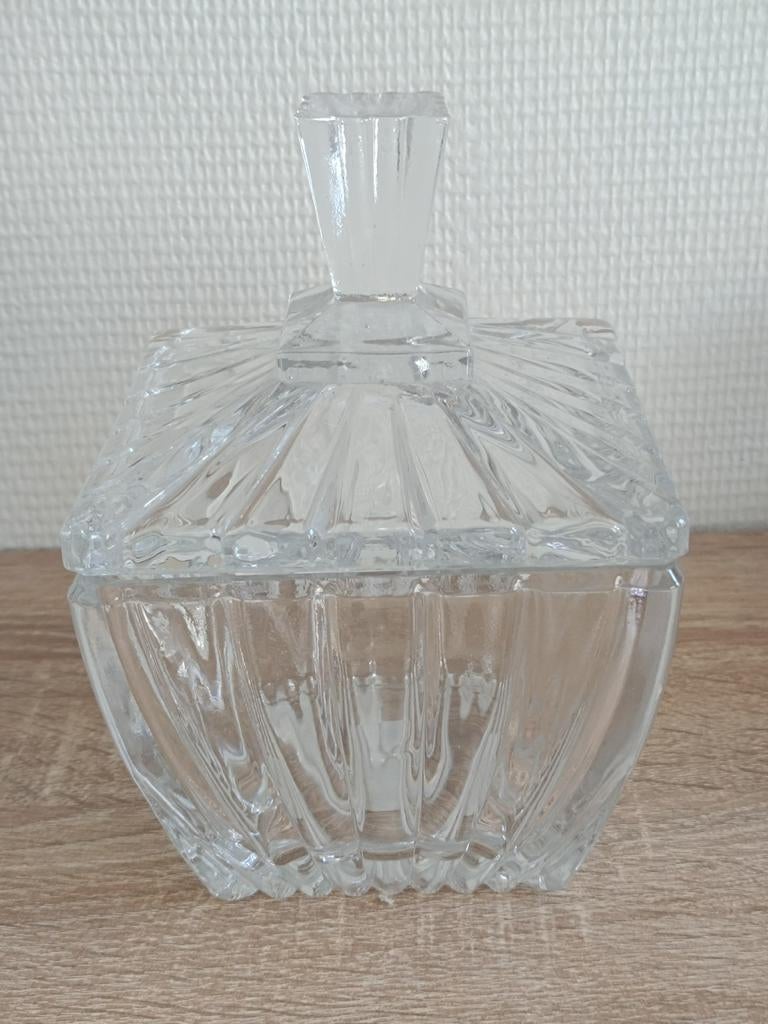 Bonbonnière en verre, Enlèvement