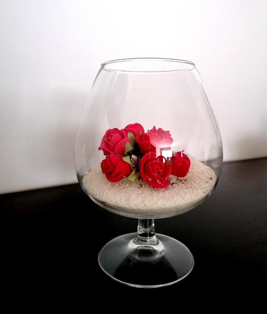 Mooi decoratief glas met miniroosjes in rode stof, Antiek en Kunst, Ophalen