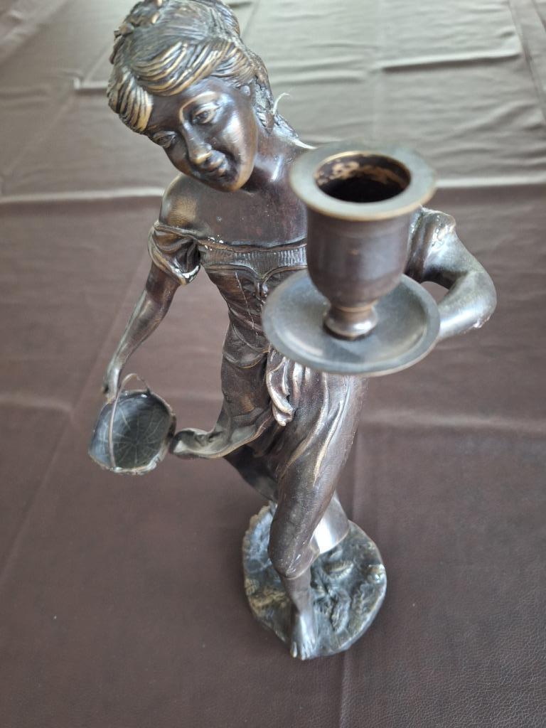 Bronzen beeld van meisje met kaars en mand, Antiek en Kunst, Ophalen