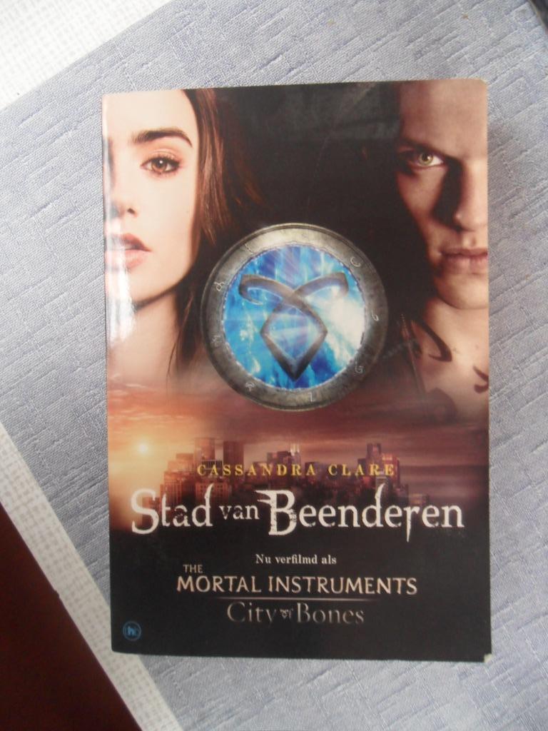 stad van beenderen ( cassandra clare ), Boeken, Fantasy, Ophalen of Verzenden