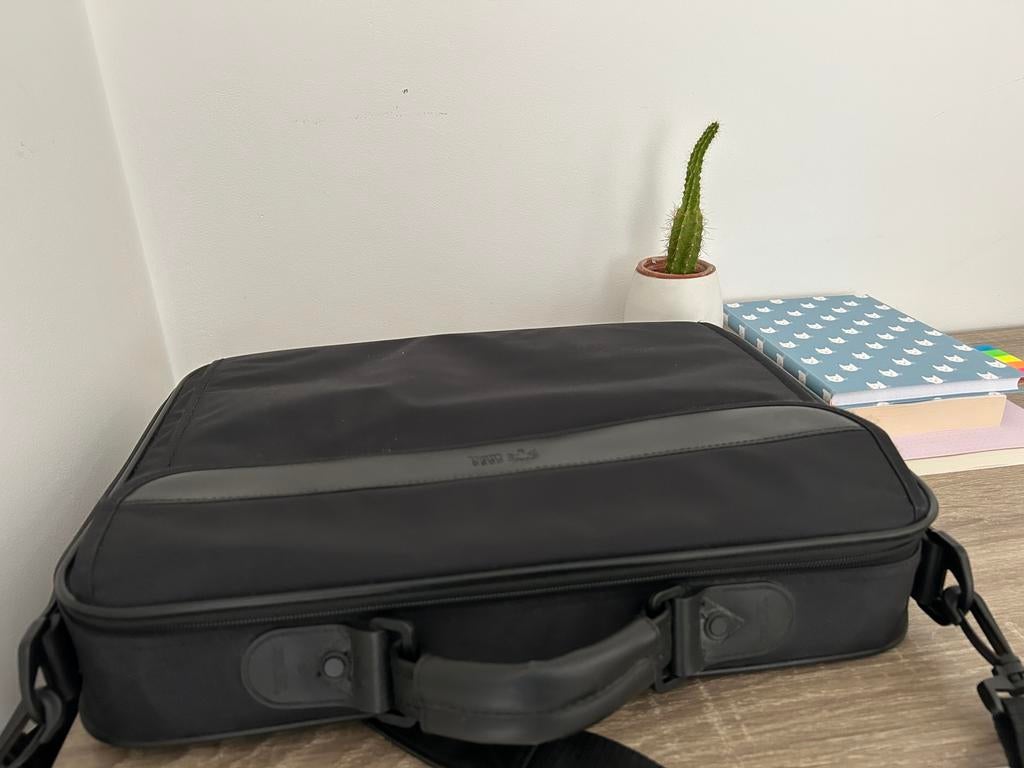 Zwarte laptoptas met schouderriem – stevig, praktisch, Ophalen of Verzenden, Zo goed als nieuw, X, X