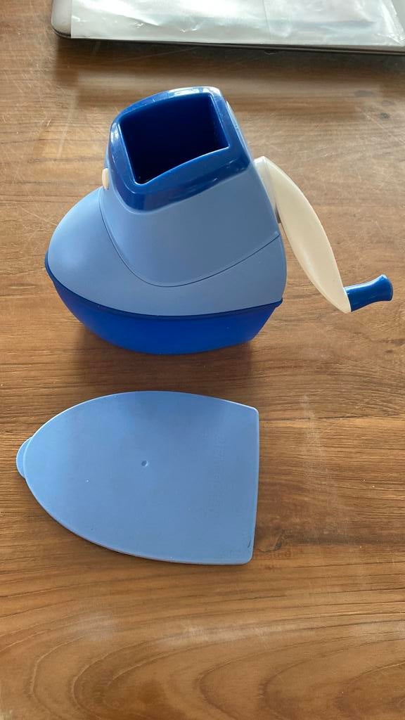 Tupperware kaasmolen  /raspmolen vb noten blauwe kleur, Ophalen, Gebruikt