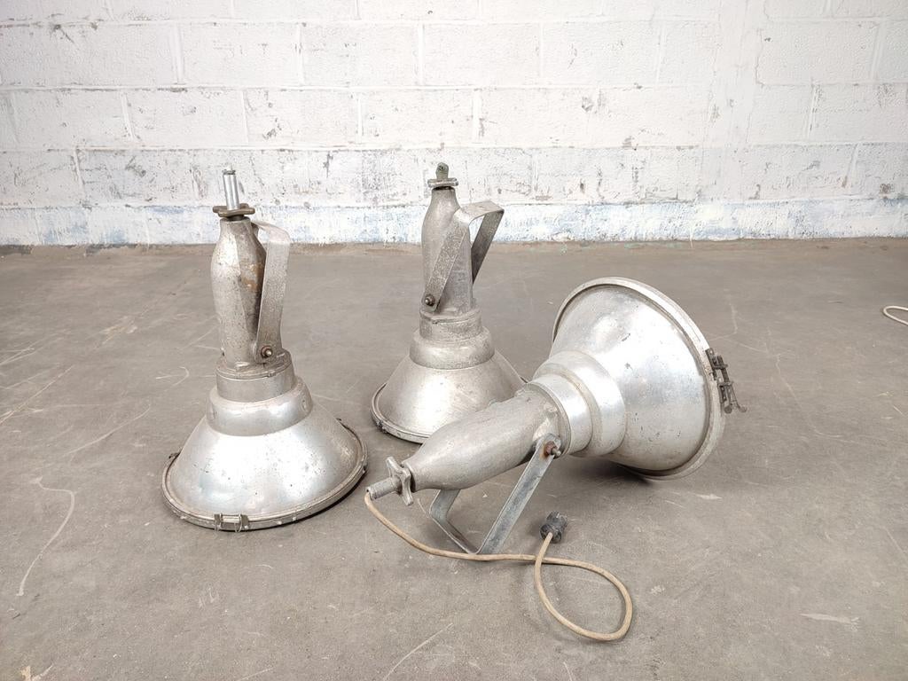 3 schijnwerpers ADB Belgie, Ophalen