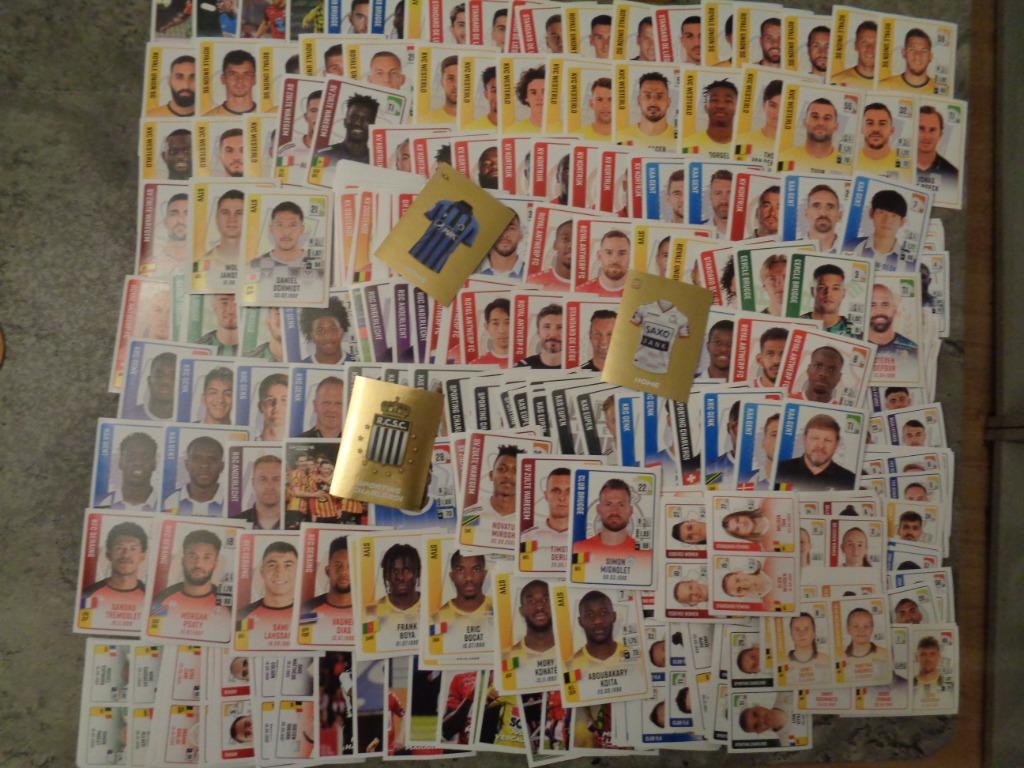 PANINI  voetbal stickers FOOTBALL 2022/23  incl badges 350x, Verzenden, Nieuw