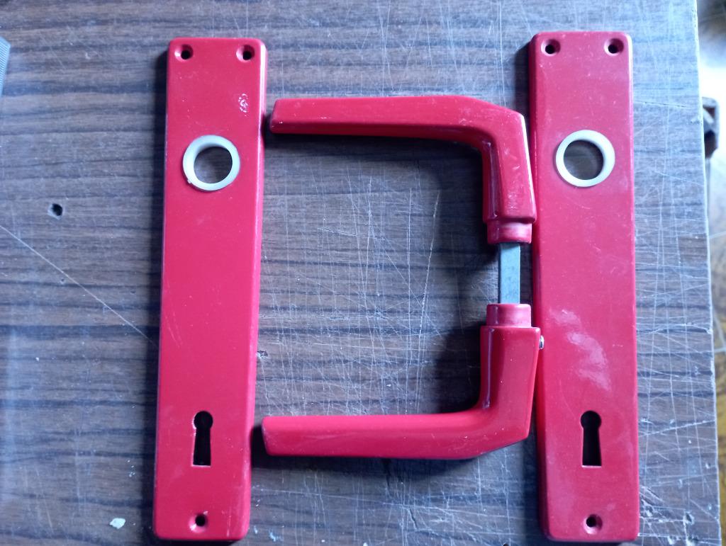 Poignée de porte alu ou rouge, Enlèvement