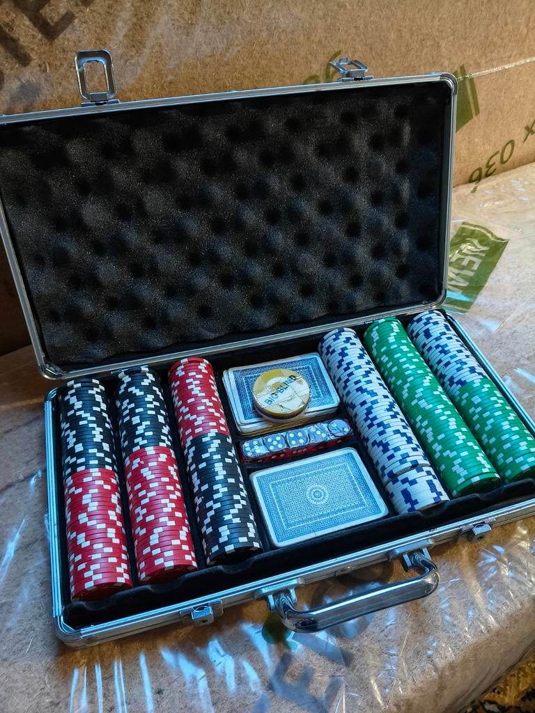 Poker koffertje, Hobby en Vrije tijd, Gezelschapsspellen | Kaartspellen, Ophalen