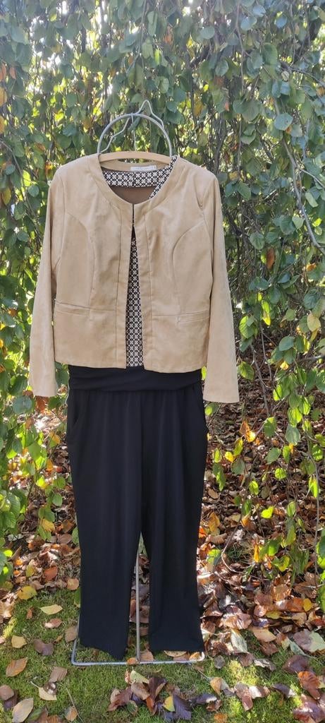 Jumpsuit met bijhorend jasje 44, Kleding | Dames, Jumpsuits, Lola & Liza, Beige, Maat 42/44 (L), Ophalen of Verzenden