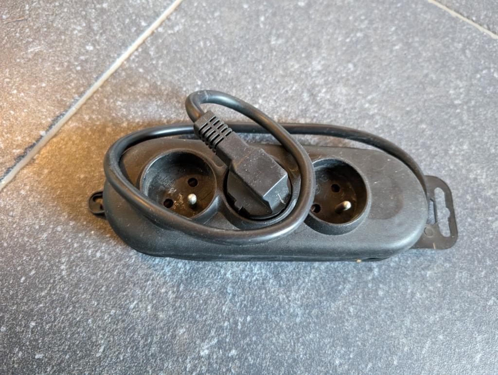 Stekkerdoos zwart 1.5m, max 3500W, Ophalen of Verzenden, Zo goed als nieuw, Stopcontact