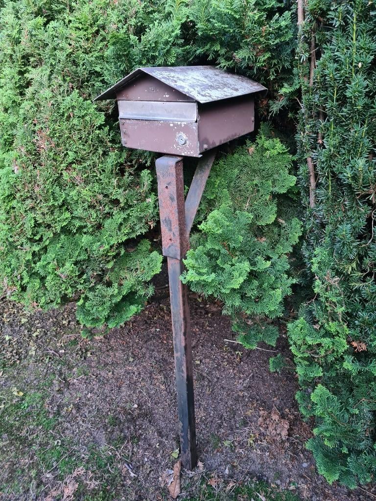Oude vintage aluminium brievenbus op stevige ijzeren paal., Tuin en Terras, Ophalen, Gebruikt, Aluminium, Staande brievenbus