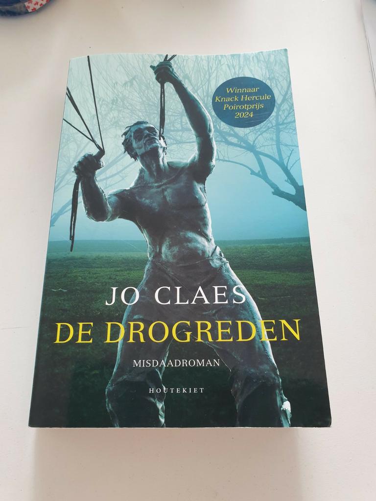 JO CLAES : DE DROGREDEN. maart 2025, België, Ophalen of Verzenden, Zo goed als nieuw, Jo claes