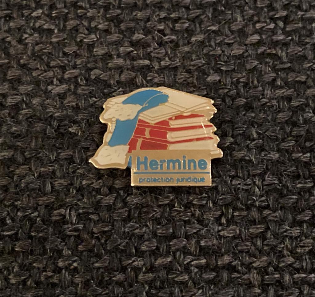 PIN - HERMINE - PROTECTION JURIDIQUE, Envoi, Utilisé, Autres sujets/thèmes, Insigne ou Pin's