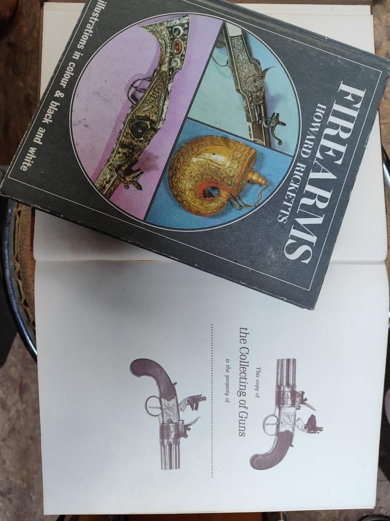 Vuurwapens boeken, Ophalen of Verzenden, Zo goed als nieuw