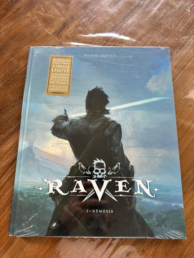 BD Raven. Némésis Tirage limité grand format neuf emballé, Livres, Neuf, Enlèvement ou Envoi, Une BD, Mathieu Lauffray
