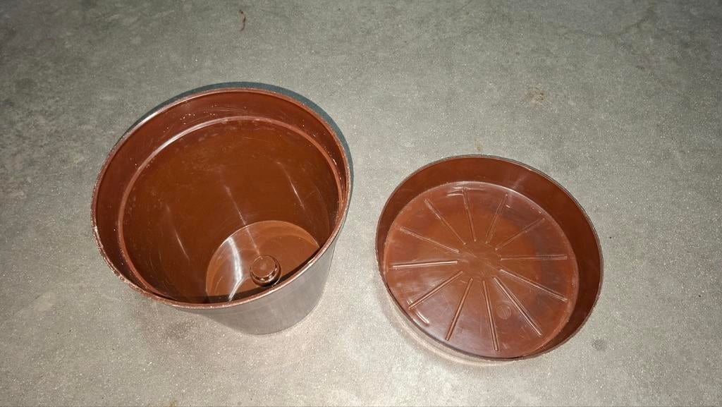Plantenpot met schotel., Tuin en Terras