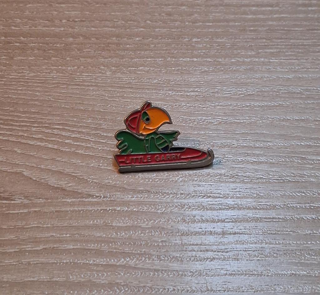 PIN - LITTLE GARRY - VOGEL - PAPEGAAI - BOBSLEE, Verzenden, Gebruikt, Overige onderwerpen, Speldje of Pin