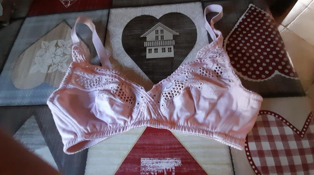 Olbia geborduurde effen bh - met beugel, Kleding | Dames, Ondergoed en Lingerie, Ophalen of Verzenden, Roze, BH