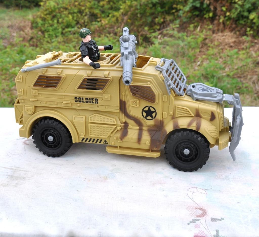 jouet vehicule militaire blinde + une figurine, Enlèvement ou Envoi, Utilisé