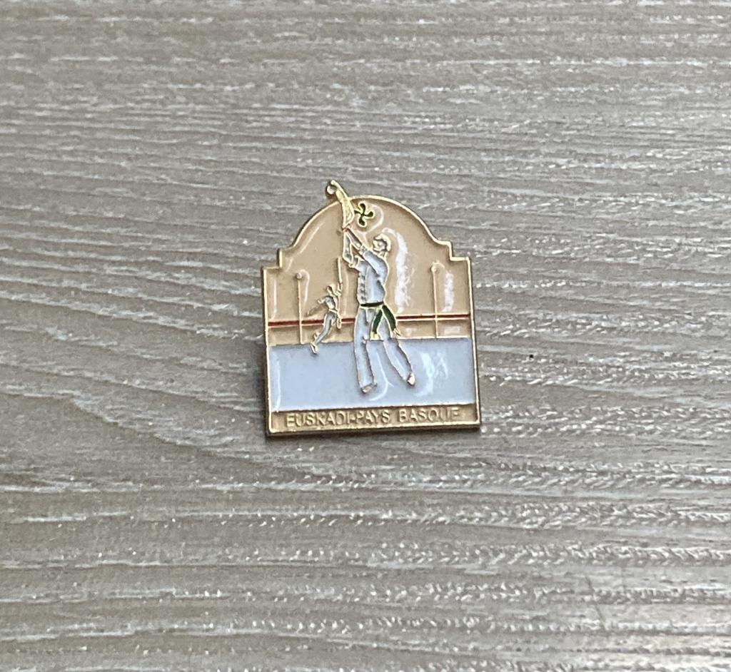 PIN - EUSKADI - PAYS BASQUE - BASKENLAND - SPANJE, Envoi, Utilisé, Ville ou Campagne, Insigne ou Pin's