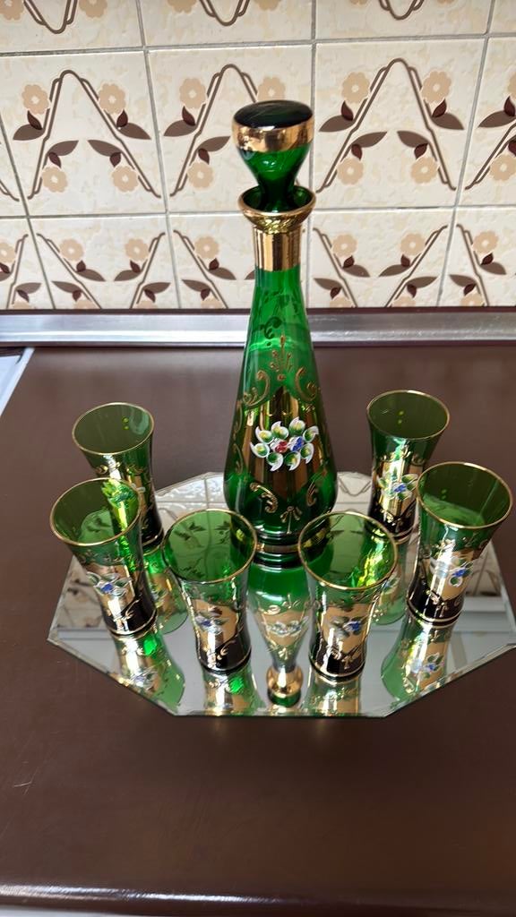 Groene gedecoreerde karaf met zes glazen, Antiek en Kunst, Ophalen