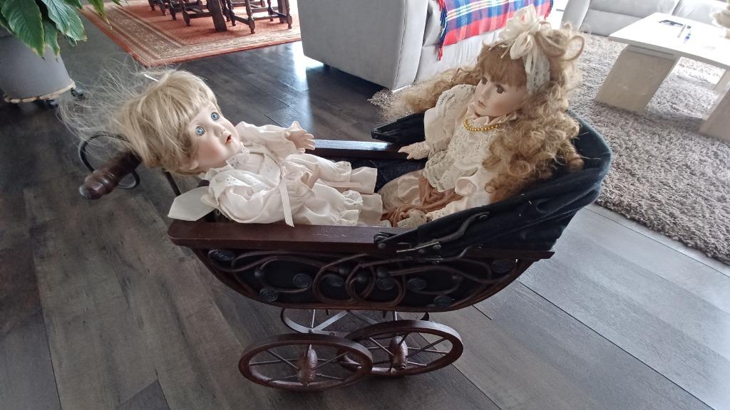 2 vieilles poupées dans une calèche, Enlèvement