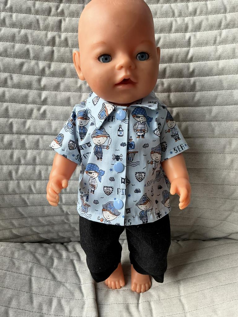 36. Babyborn: Nieuw hemdje met piraten + zwart broekje, Kinderen en Baby's, Speelgoed | Poppen, Ophalen of Verzenden, Nieuw, Babypop