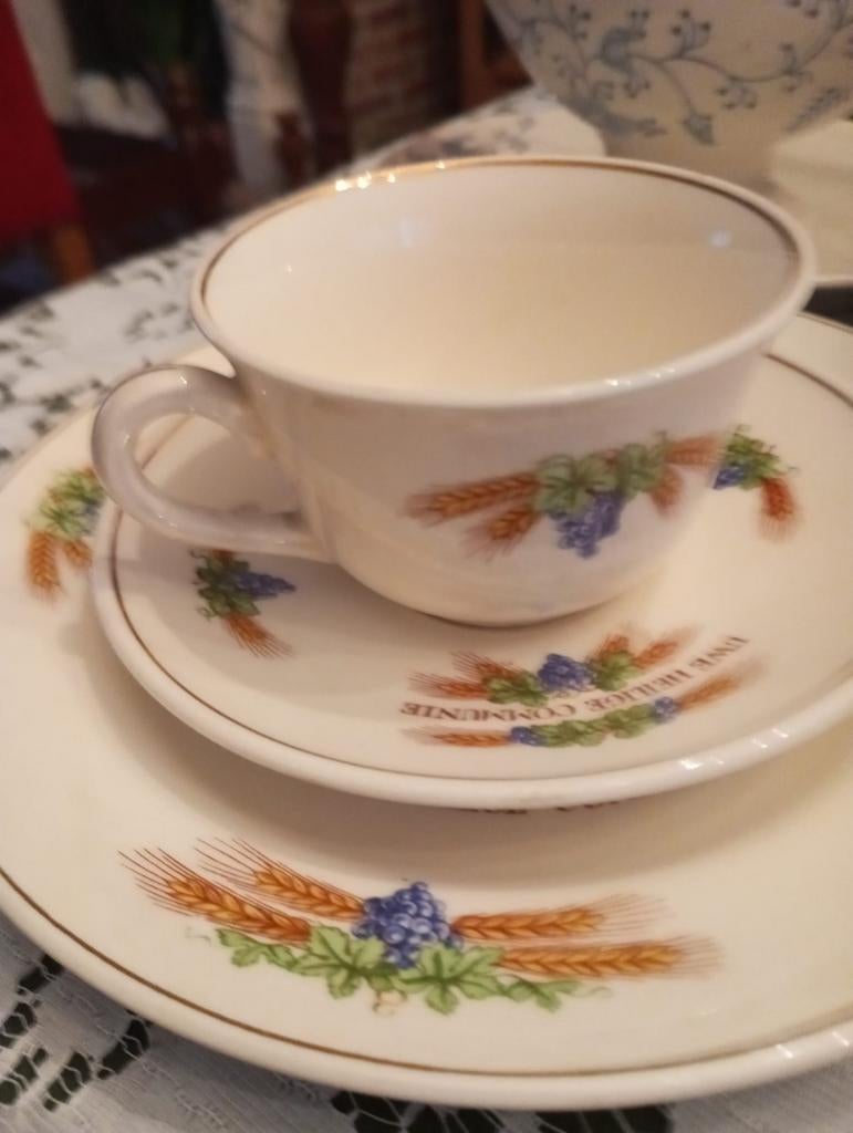 tasse, soucoupe et assiette à dessert, parfait état,, Enlèvement ou Envoi, Comme neuf
