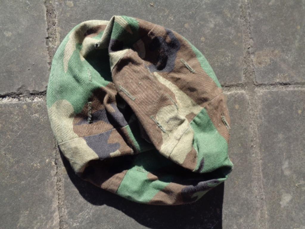 US Army camo helm overtrek , onbeschadigd , medium tot large, Verzamelen, Ophalen of Verzenden, Landmacht, Kleding of Schoenen