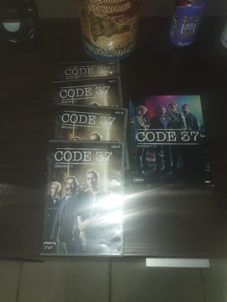 Code 37 dvd , serie  1 en 2, CD & DVD, DVD | Néerlandophone, Tous les âges, Comme neuf, Film, Action et Aventure