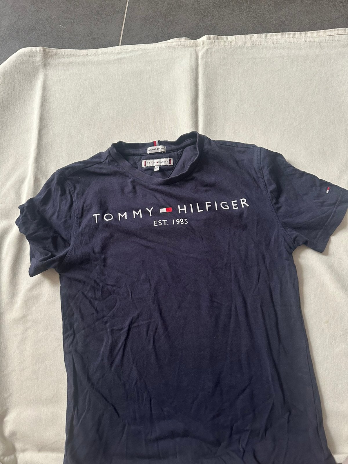 2x merkkleding T-shirts – TH & Converse – €10 per stuk, Kinderen en Baby's, Kinderkleding | Maat 152, Ophalen, Zo goed als nieuw