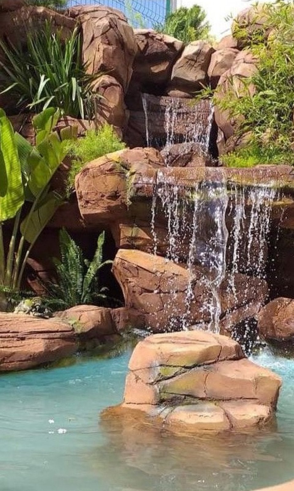 Cascade artificielle et piscine naturelle en sable et roche, Tuin en Terras, Tuinhuizen, Ophalen
