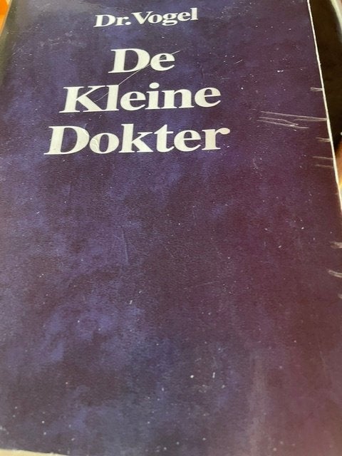 boek Dr. Vogel, 'De kleine dokter', Ophalen of Verzenden, Gelezen, Gezondheid en Conditie