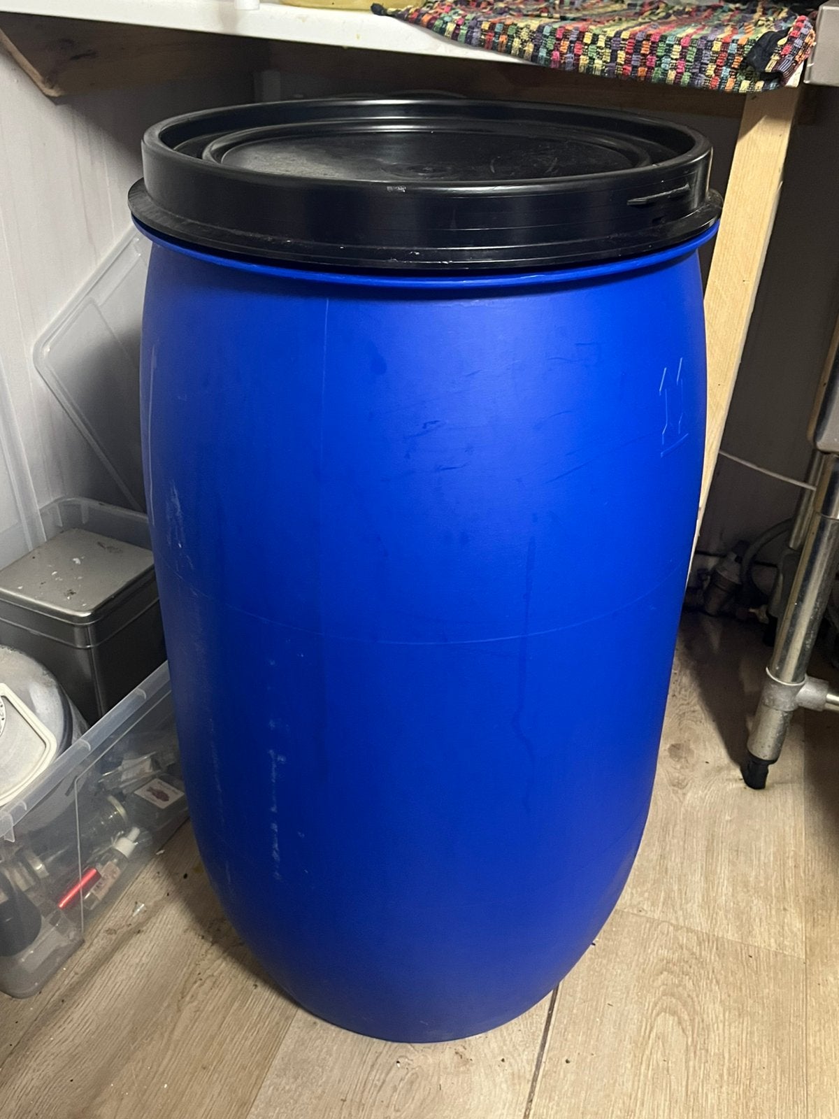 Grand fût en plastique bleu 120L avec couvercle, Ophalen, Gebruikt